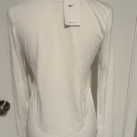 The Nike‎ Tee Women's - Dry Fit -  Long Sleeve - Size M - NEW With Tags. - Picture 4 of 13